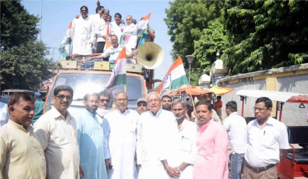 इलाहाबाद में राहुल जनसंदेश यात्रा के दौरान आपस में भिड़े कांग्रेसी इलाहाबाद में राहुल जनसंदेश यात्रा के दौरान आपस में भिड़े कांग्रेसी