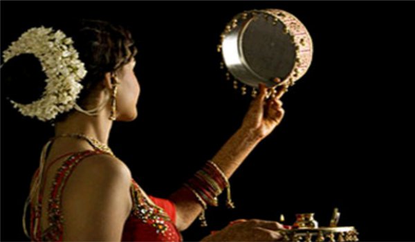 इस बार का करवाचौथ होगा खास, महिलाएं कर रहीं जमकर खरीदारी इस बार का करवाचौथ होगा खास, महिलाएं कर रहीं जमकर खरीदारी