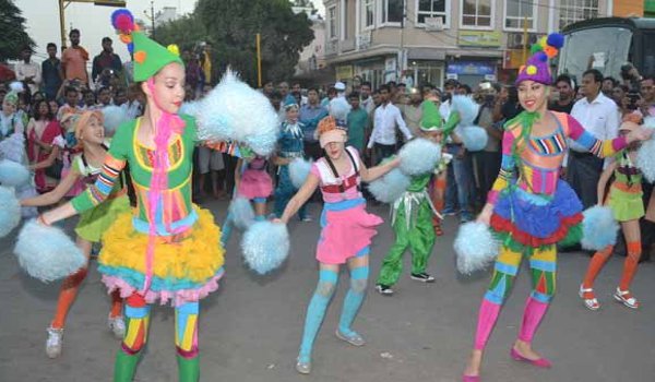 इंटरनेशनल डांस फेस्टीवल : कलाकारों ने सड़कों पर किया डांस इंटरनेशनल डांस फेस्टीवल : कलाकारों ने सड़कों पर किया डांस