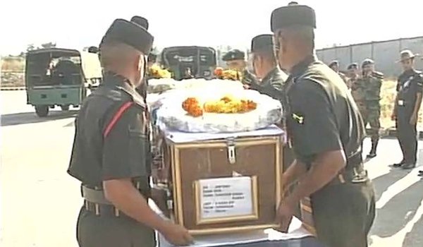 शहीद संदीप के घर एक फोन काॅल ने काली कर दी दीपावली शहीद संदीप के घर एक फोन काॅल ने काली कर दी दीपावली