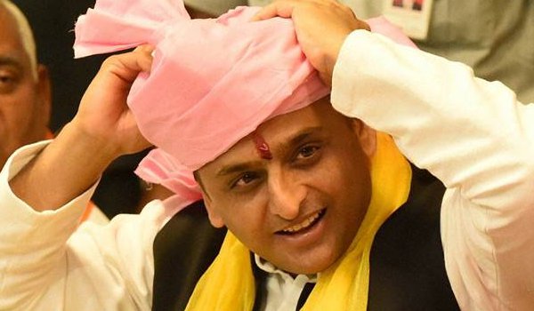 पूर्व आईएएस का दावा, सपा से बाहर होंगे अखिलेश यादव!
