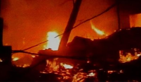 कोलकाता : बस्ती में आग लगने से छह झोपड़ियां जलकर राख