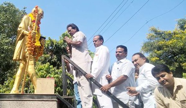 2 अक्टूबर को गांधी जयंती पर प्रतिमा पर पुष्पाहार पहनाते कांग्रेसजन।