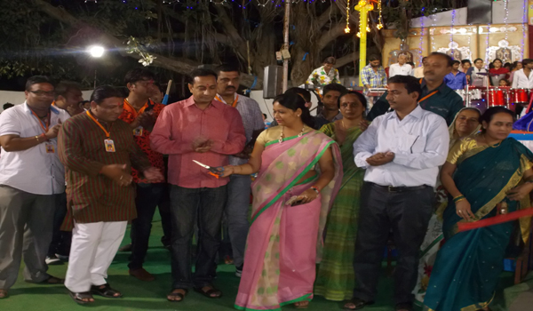 jila pramukh payal parasrampuriya and sp sandeep singh inaugrating garba pandal in ramjharohka