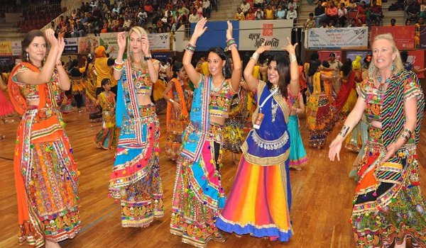न्यूजीलैंड टीम ने मैदान में किया अभ्यास,परिवारों ने गरबा कर बहाया पसीना न्यूजीलैंड टीम ने मैदान में किया अभ्यास,परिवारों ने गरबा कर बहाया पसीना