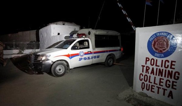पाकिस्तान के क्वेटा स्थित पुलिस अकादमी में आतंकी हमला, 59 जवानों की मौत पाकिस्तान के क्वेटा स्थित पुलिस अकादमी में आतंकी हमला, 59 जवानों की मौत