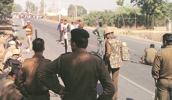 हरियाणा : जाट आंदोलन में दोषी पुलिस कर्मियों की रोकी गई वेतन वृद्धि हरियाणा : जाट आंदोलन में दोषी पुलिस कर्मियों की रोकी गई वेतन वृद्धि
