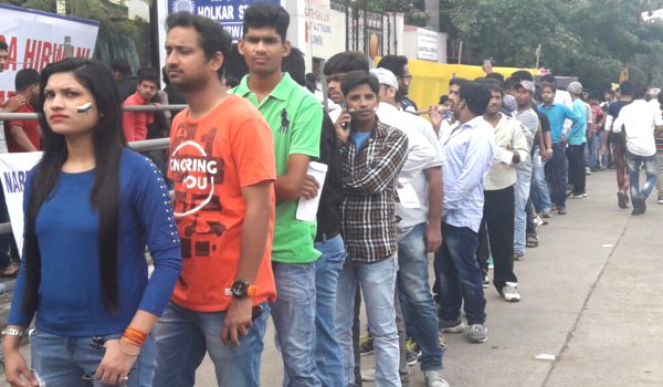 टेस्ट मैच देखने उमड़ी भीड़, सुबह 6 बजे लाइन में लग गए क्रिकेटप्रेमी टेस्ट मैच देखने उमड़ी भीड़, सुबह 6 बजे लाइन में लग गए क्रिकेटप्रेमी