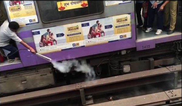 कोलकाता : मेट्रो में लगी आग, ट्रेन परिसेवा रही बाधित