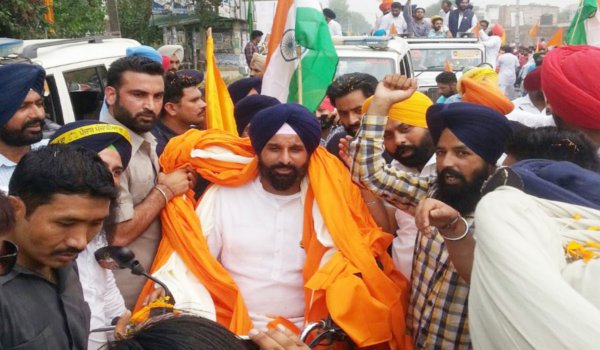 पाक सरकार के प्रवक्ता की तरह व्यवहार कर रहे केजरीवाल : मजीठिया पाक सरकार के प्रवक्ता की तरह व्यवहार कर रहे केजरीवाल : मजीठिया