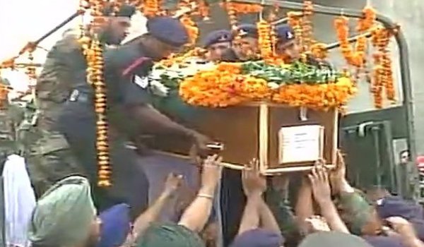 शहीद मनदीप का हुआ अंतिम संस्कार, लगे पाक विरोधी नारे शहीद मनदीप का हुआ अंतिम संस्कार, लगे पाक विरोधी नारे