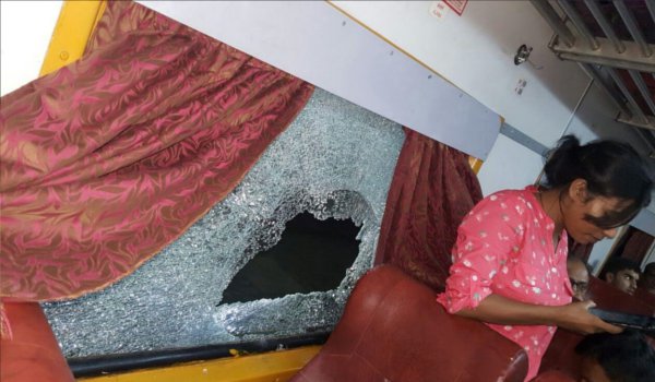 भागलपुर इंटरसिटी में हंगामा, महिलाओं के साथ की छेड़खानी भागलपुर इंटरसिटी में हंगामा, महिलाओं के साथ की छेड़खानी