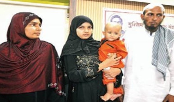 ट्रिपल तलाक से पीडित 18 साल की आर्शिया ने पीएम से गुहार, लागू हो यूनिफार्म सिविल कोड ट्रिपल तलाक से पीडित 18 साल की आर्शिया ने पीएम से गुहार, लागू हो यूनिफार्म सिविल कोड