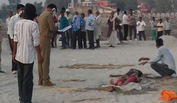 गैंगरेप की शिकार किशोरी का शव कब्र से निकाल पोस्टमार्टम को भेजा गैंगरेप की शिकार किशोरी का शव कब्र से निकाल पोस्टमार्टम को भेजा