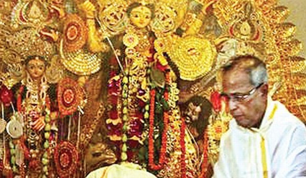 राष्ट्रपति प्रणव मुखर्जी ने अपने पैतृक गांव में की दुर्गा पूजा