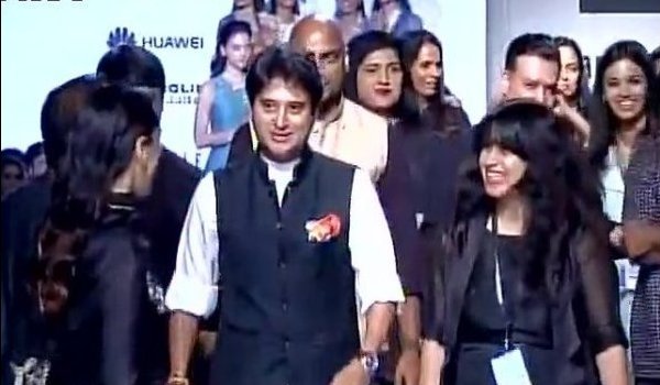 चंदेरी के लिए फैशन वीक में आए ज्योतिरादित्य सिंधिया चंदेरी के लिए फैशन वीक में आए ज्योतिरादित्य सिंधिया
