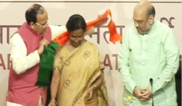 breaking: कांग्रेस का हाथ को छोड भाजपा के साथ हुई रीता बहुगुणा breaking: कांग्रेस का हाथ को छोड भाजपा के साथ हुई रीता बहुगुणा