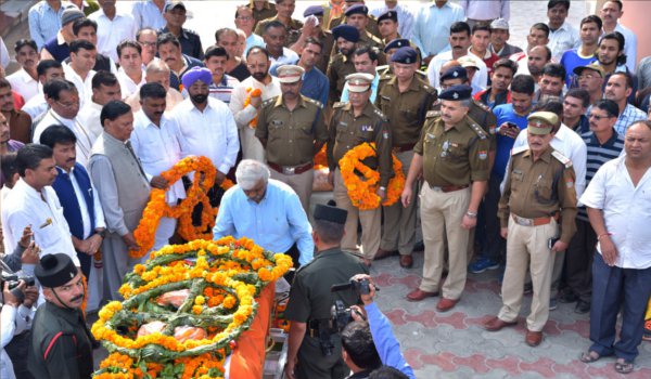 शहीद संदीप रावत की अंतिम यात्रा में उमड़ा जन सैलाब शहीद संदीप रावत की अंतिम यात्रा में उमड़ा जन सैलाब