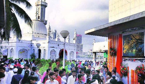 हाजी अली ट्रस्ट झुका, मजार तक महिलाओं को प्रवेश देने के लिए राजी हाजी अली ट्रस्ट झुका, मजार तक महिलाओं को प्रवेश देने के लिए राजी