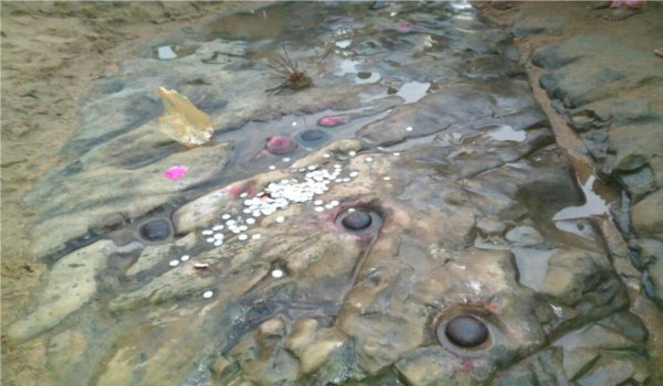 werid news : shape of shivling emerged on rock in garhwa
