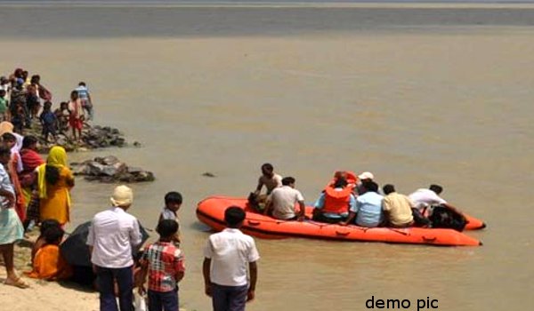बिहार : फल्गु नदी में नाव पलटने से 10 की मौत, कई लापता बिहार : फल्गु नदी में नाव पलटने से 10 की मौत, कई लापता