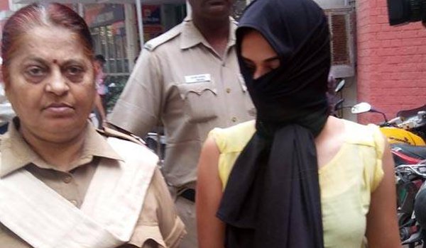 दिल्ली पुलिस ने पकड़ी मोबाइल लूटने वाली ‘हसीना’ दिल्ली पुलिस ने पकड़ी मोबाइल लूटने वाली ‘हसीना’