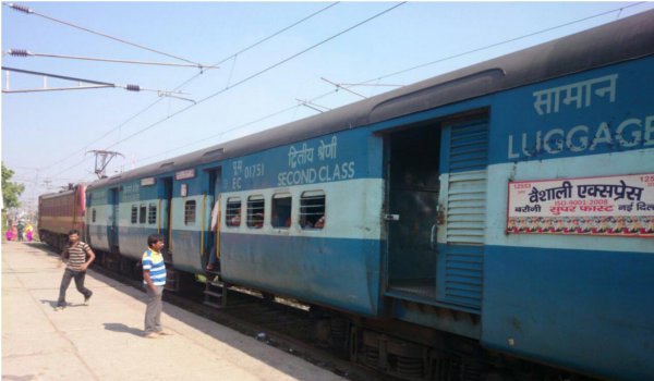 कानपुर में सशस्त्र लुटेरों ने की तीन ट्रेनों में लूटपाट