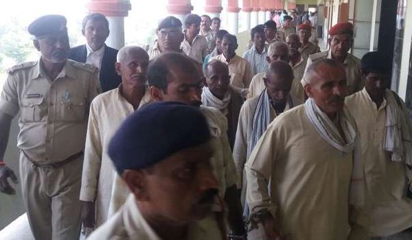 बिहार के सेनारी नरसंहार में दस को फांसी, तीन को उम्रकैद बिहार के सेनारी नरसंहार में दस को फांसी, तीन को उम्रकैद