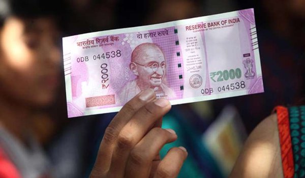 क्यों रंग छोड़ता है दो हजार का नया नोट? क्यों रंग छोड़ता है दो हजार का नया नोट?