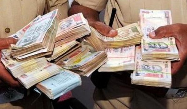 कालेधन और भ्रष्टाचार पर बड़ा वार, 500 व 1000 के नोट अमान्य कालेधन और भ्रष्टाचार पर बड़ा वार, 500 व 1000 के नोट अमान्य