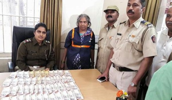 पुणे : कचरे में मिले हजार रुपए के 52 नोट पुणे : कचरे में मिले हजार रुपए के 52 नोट