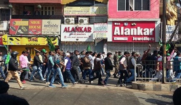 झारखंड बंद : 9563 गिरफ्तार, कई वाहनों में तोड़फोड़ व आगजनी झारखंड बंद : 9563 गिरफ्तार, कई वाहनों में तोड़फोड़ व आगजनी