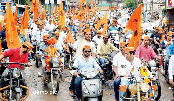 एक मराठा, करोड़ मराठा के नारे के साथ बाइक रैली का आगाज एक मराठा, करोड़ मराठा के नारे के साथ बाइक रैली का आगाज