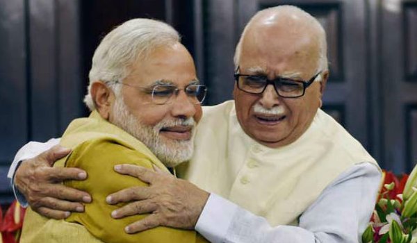 आडवाणी को हैप्पी बर्थडे विश करने उनके आवास पहुंचे मोदी आडवाणी को हैप्पी बर्थडे विश करने उनके आवास पहुंचे मोदी