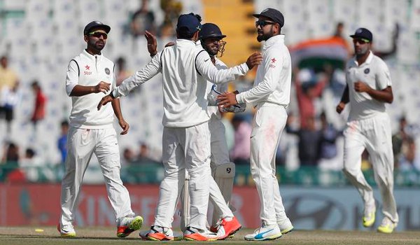 मोहाली टेस्ट : पहले दिन 268 पर इंग्लैंड के आठ विकेट गिरे मोहाली टेस्ट : पहले दिन 268 पर इंग्लैंड के आठ विकेट गिरे