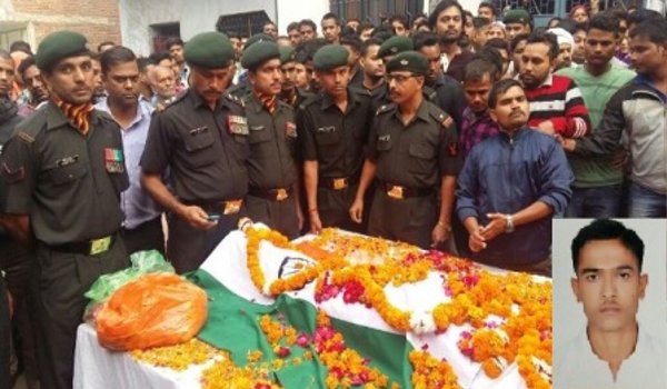 गार्ड आफ ऑनर के साथ शहीद सूरज तिवारी का पार्थिव शरीर पंचतत्व में विलीन गार्ड आफ ऑनर के साथ शहीद सूरज तिवारी का पार्थिव शरीर पंचतत्व में विलीन