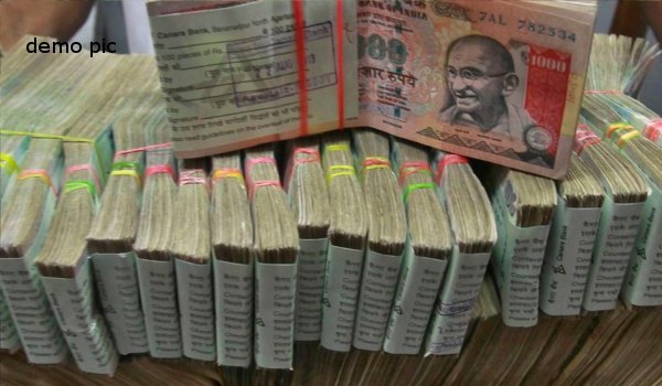 पुणे में टावेरा गाड़ी से 26 करोड़ रुपए बरामद पुणे में टावेरा गाड़ी से 26 करोड़ रुपए बरामद