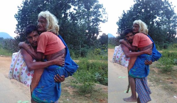मां को गोद में उठाकर इलाज कराने बेटा चला 13 किलोमीटर पैदल मां को गोद में उठाकर इलाज कराने बेटा चला 13 किलोमीटर पैदल