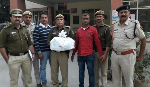 आनंद विहार बस स्टैण्ड से 96 लाख रूपए के साथ धरा गया युवक आनंद विहार बस स्टैण्ड से 96 लाख रूपए के साथ धरा गया युवक