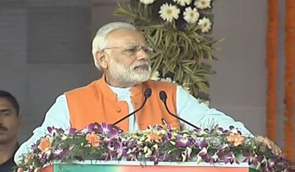 गरीब चैन नींद सो रहा, अमीर नींद की गोली खरीद रहा गरीब चैन नींद सो रहा, अमीर नींद की गोली खरीद रहा