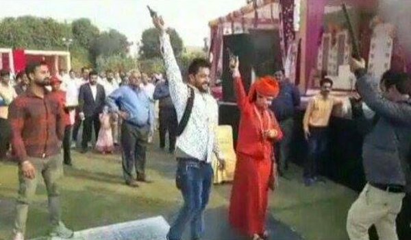 सगाई समारोह में साध्वी देवा ठाकुर ने चलाई गोलियां, महिला की मौत सगाई समारोह में साध्वी देवा ठाकुर ने चलाई गोलियां, महिला की मौत