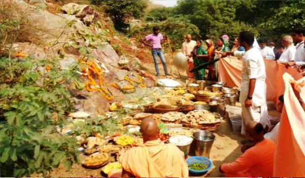 गोवर्धन पूजा पर गिर्राज तलहटी में अन्नकूट व छप्पन भोग लगाया गया गोवर्धन पूजा पर गिर्राज तलहटी में अन्नकूट व छप्पन भोग लगाया गया
