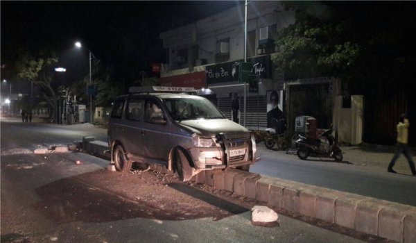 Car crashed to divider at kachari road ajmer