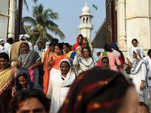हाजी अली दरगाह में घुसीं महिलाएं, चढ़ाई चादर हाजी अली दरगाह में घुसीं महिलाएं, चढ़ाई चादर