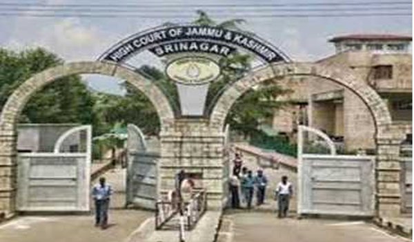 कश्मीर घाटी में 27 स्कूल जलाने पर हाईकोर्ट सख्त, कई को नोटिस कश्मीर घाटी में 27 स्कूल जलाने पर हाईकोर्ट सख्त, कई को नोटिस