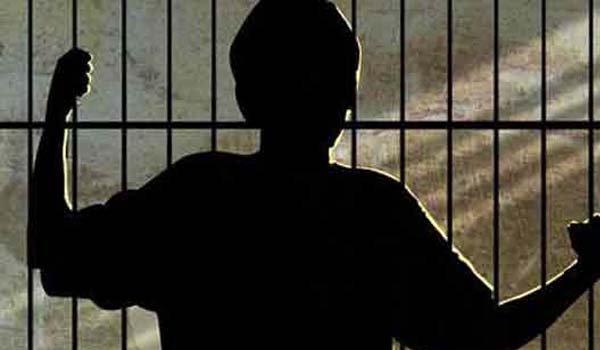 रतलाम संप्रेक्षण गृह की छत की ग्रिल तोडक़र 5 बाल कैदी फरार, 3 पकड़े रतलाम संप्रेक्षण गृह की छत की ग्रिल तोडक़र 5 बाल कैदी फरार, 3 पकड़े
