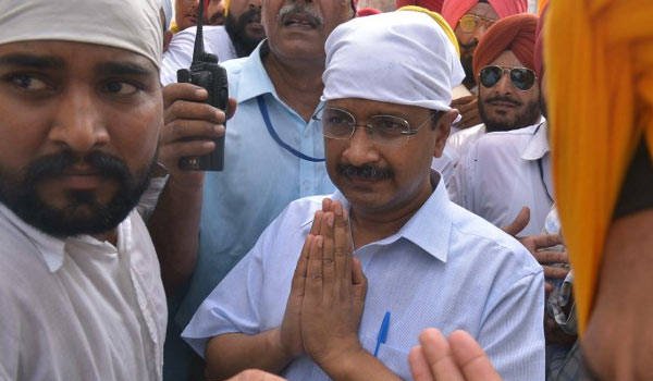 अरविंद केजरीवाल की गाड़ी पर मोगा में फेंका गया पत्थर