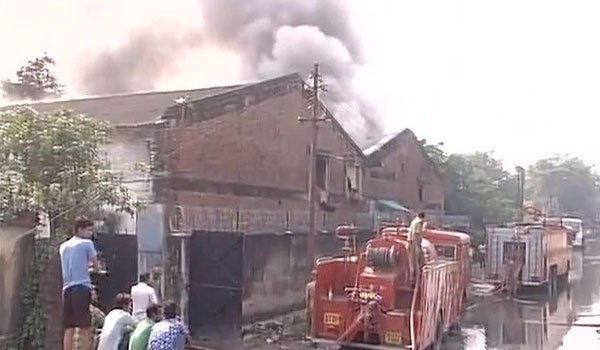 प्लास्टिक गोदाम में लगी भयावह आग, भारी नुकसान की आशंका प्लास्टिक गोदाम में लगी भयावह आग, भारी नुकसान की आशंका