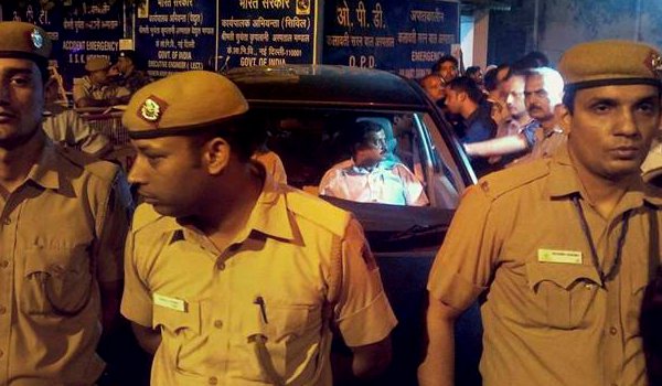 सुसाइड पर सियासत : केजरीवाल आरके पुरम थाने से रिहा सुसाइड पर सियासत : केजरीवाल आरके पुरम थाने से रिहा