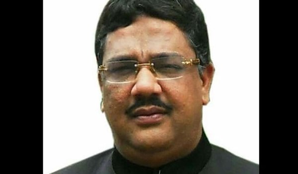 स्मार्टफोन पर शिक्षा मंत्री देख रहे थे पोर्न फिल्म, कैमरे में हुए कैद स्मार्टफोन पर शिक्षा मंत्री देख रहे थे पोर्न फिल्म, कैमरे में हुए कैद